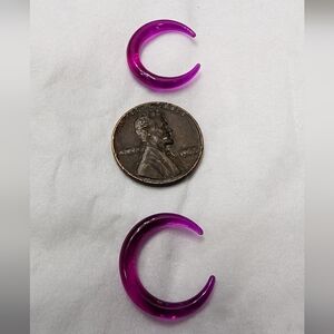 8g 1 pair of magenta transparant half moon shaped plastic stretcher earrings